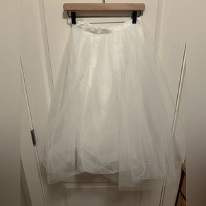 New without tags, size 4 white tulle skirt l